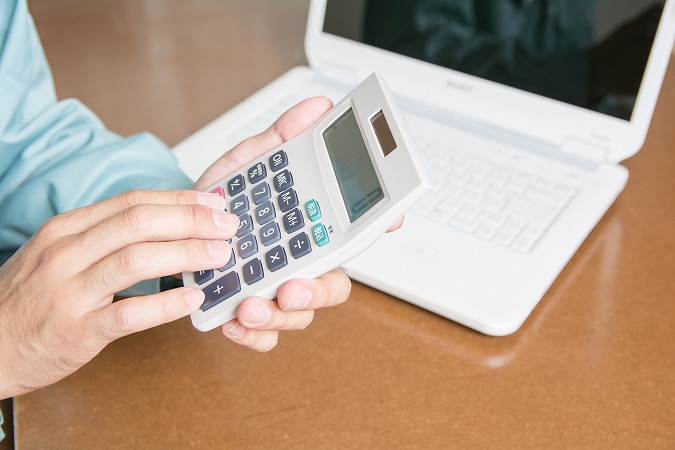 電卓とパソコン